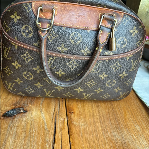 Well loved pre-owned authentic Louis Vuitton Trouville handbag. - Picture 3 of 14